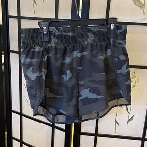 Athleta Printed Mesh Racer Run Short 6”